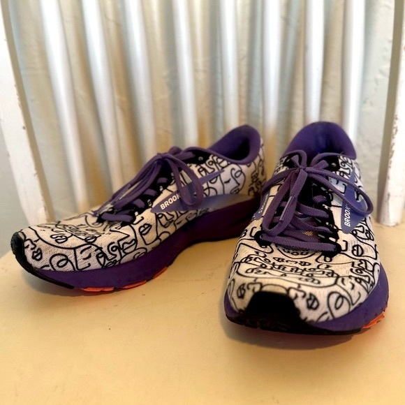 LIMITED EDITION Brooks Women's Running Shoes SIZE 8 - Picture 3 of 10